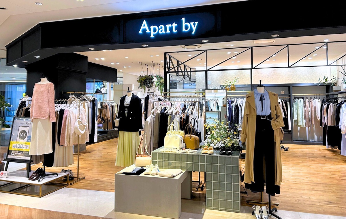 アパートバイローリーズ　apart by lowrys アダストリア、apart by lowrysをA part byへ改名 大阪
