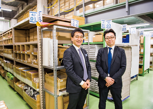 イー・ロジット CEO 角井亮一さん(写真左)、通販物流事業部 営業部 課長 土橋恵司さん(写真右)