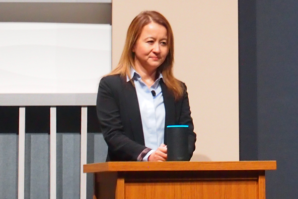 記者発表会にて、Echoシリーズの音声コントロール機能を使用するアマゾンのカレン・ルービン氏