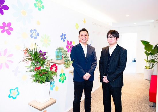 左から、花キューピット株式会社 ウェブストラテジー事業部長 大橋俊彦さん、同社同事業部 酒井誠人さん