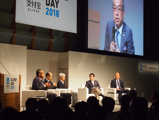 右から、アリババ株式会社 代表取締役社長 CEO 香山 誠氏、経済学者 竹中 平蔵氏、三菱地所・サイモン株式会社 代表取締役社長 山中 拓郎氏、株式会社 大丸松坂屋百貨店 代表取締役社長 好本 達也氏、日本空港ビルデング株式会社 取締役副社長 執行役員 大西 洋氏